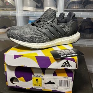 Brand New ADIDAS ULTRA BOOST SIZE 5y/6.5w